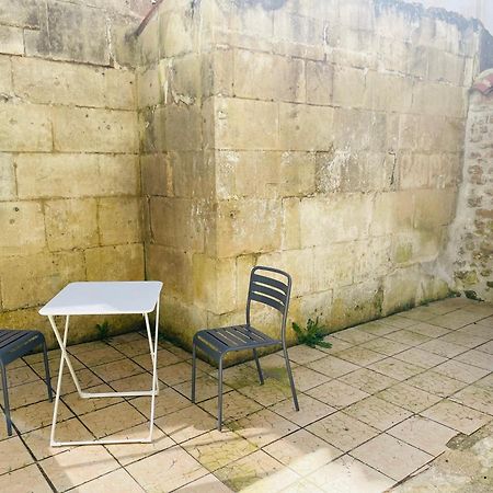 Appartement Avec Cour Privee Saint-Jean-dʼAngély Exteriör bild